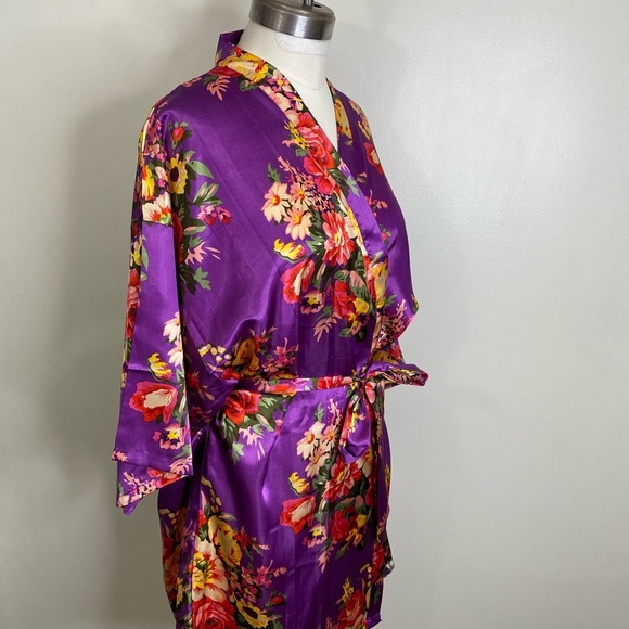 SHINY SATIN POLYESTER Robe in Purple with Vibrant Flowers 🌺🌸 💐 - Picture 9 of 11